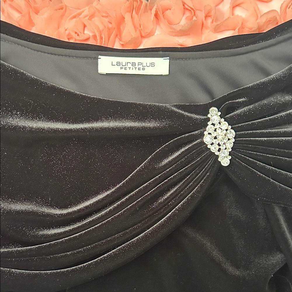 Chic Black Velvet Off-Shoulder Blouse - Picture 14 of 15